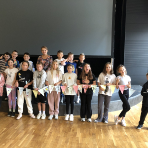 Uczniowie klasy 4 a wraz z wychowawczynią panią Magdaleną Małek na wyjściu integracyjnym w Gminnym Centrum Kultury Czytelnictwa i Sportu w Szczurowej. Kliknięcie na zdjęcie spowoduje jego powiększenie do rozmiaru oryginalnego.