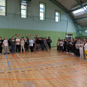 Uczniowie kl. 4-8 i Szkoły Branżowej zgromadzeni na hali gimnastycznej. Młodzież bierze udział w wręczaniu wyróżnień z okazji Dnia Chłopaka. Kliknięcie na zdjęcie spowoduje jego powiększenie do rozmiaru oryginalnego. 