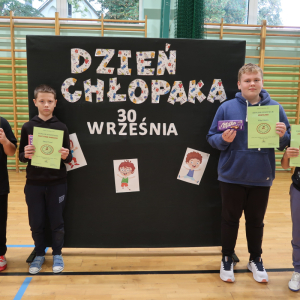 Uczniowie wyróżnieni w kategorii: Dżentelmeni: Filip Zaleśny, Franciszek Szafraniec, Kacper Wójtowicz. Kliknięcie na zdjęcie spowoduje jego powiększenie do rozmiaru oryginalnego.