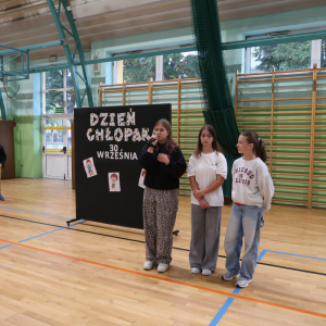 Magdalena Witek, Dominika Woda i Zuzanna Stachura wręczają wyróżnienia wybranym uczniom. Kliknięcie na zdjęcie spowoduje jego powiększenie do rozmiaru oryginalnego.