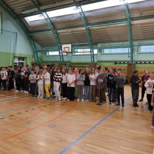 Społeczność szkolna zgromadzona na wręczaniu wyróżnień z okazji Dnia Chłopaka. Kliknięcie na zdjęcie spowoduje jego powiększenie do rozmiaru oryginalnego.