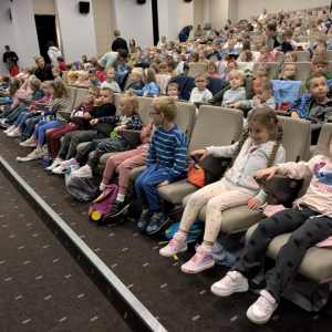 Przedszkolaki oglądają przedstawienie.  Kliknięcie na zdjęcie spowoduje jego powiększenie do rozmiaru oryginalnego.
