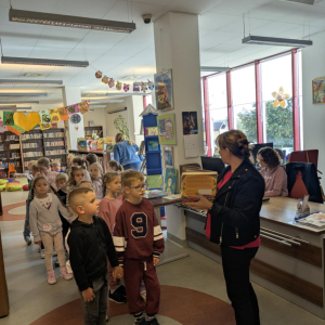 Dzieci zwiedzają Bibliotekę Publiczną w Brzesku.  Kliknięcie na zdjęcie spowoduje jego powiększenie do rozmiaru oryginalnego.