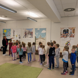 Przedszkolaki oglądają wystawę w Bibliotece Publicznej w Brzesku.  Kliknięcie na zdjęcie spowoduje jego powiększenie do rozmiaru oryginalnego.
