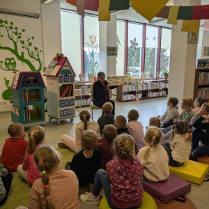 Dzieci w trakcie oglądania ciekawych książek  prezentowanych przez panią bibliotekarkę.  Kliknięcie na zdjęcie spowoduje jego powiększenie do rozmiaru oryginalnego.