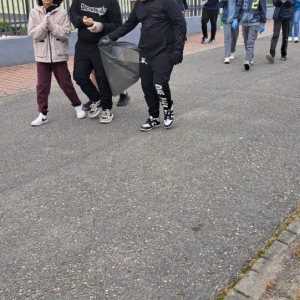 Klasa 6 a sprząta najbliższą okolicę. Kliknięcie na zdjęcie spowoduje jego powiększenie do rozmiaru oryginalnego.