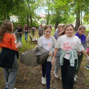 Klasa 5 a i b w trakcie sprzątania parku wokół Pałacu Kępińskich w Szczurowej. Kliknięcie na zdjęcie spowoduje jego powiększenie do rozmiaru oryginalnego.