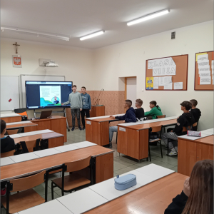 Klasa 8 a przeprowadza prelekcję dotyczącą sprzątania i segregacji odpadów. Kliknięcie na zdjęcie spowoduje jego powiększenie do rozmiaru oryginalnego.
