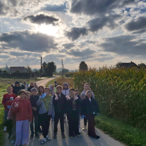 Klasa 4 b wraz z wychowawczynią panią Eweliną Piekarską w trakcie akcji sprzątania świata.