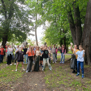 Piątoklasiści sprzątają otoczenie pałacu Kępińskich w Szczurowej. Kliknięcie na zdjęcie spowoduje jego powiększenie do rozmiaru oryginalnego.