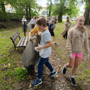 Dziewczynki i chłopcy z klas 5 wraz z wychowawczyniami w trakcie sprzątania parku w Szczurowej. Kliknięcie na zdjęcie spowoduje jego powiększenie do rozmiaru oryginalnego.