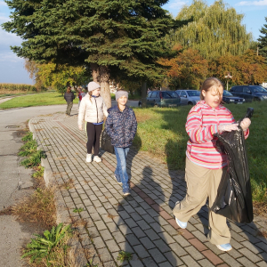 Uczniowie klasy 4 b w trakcie sprzątania. Kliknięcie na zdjęcie spowoduje jego powiększenie do rozmiaru oryginalnego.