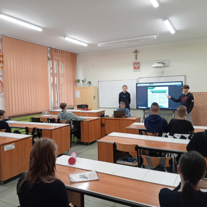 Młodzież klasy 8 a w trakcie oglądania prezentacji proekologicznej. Kliknięcie na zdjęcie spowoduje jego powiększenie do rozmiaru oryginalnego.