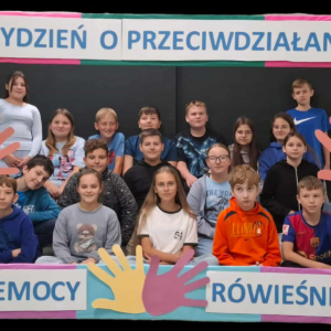 Klasa 6 a w ramce związanej z Tygodniem o Przeciwdziałaniu Przemocy. Kliknięcie na zdjęcie spowoduje jego powiększenie do rozmiaru oryginalnego.