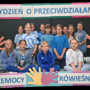 Klasa 5 b wraz z wychowawczynią w ramce związanej z Tygodniem o Przeciwdziałaniu Przemocy. Kliknięcie na zdjęcie spowoduje jego powiększenie do rozmiaru oryginalnego.