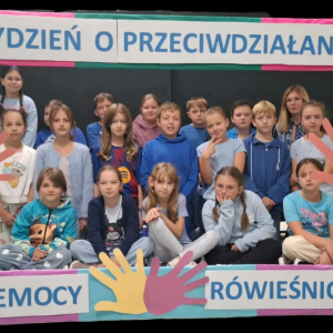 Klasa 4 b wraz z wychowawczynią w ramce związanej z Tygodniem o Przeciwdziałaniu Przemocy. Kliknięcie na zdjęcie spowoduje jego powiększenie do rozmiaru oryginalnego.