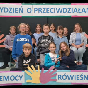 Klasa 5 b wraz z wychowawczynią w ramce związanej z Tygodniem o Przeciwdziałaniu Przemocy. Kliknięcie na zdjęcie spowoduje jego powiększenie do rozmiaru oryginalnego.