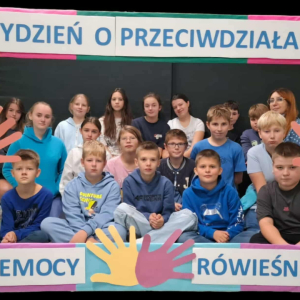 Klasa 6 b wraz z wychowawczynią w ramce związanej z Tygodniem o Przeciwdziałaniu Przemocy. Kliknięcie na zdjęcie spowoduje jego powiększenie do rozmiaru oryginalnego.