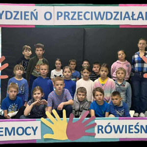 Klasa 2 b wraz z wychowawczynią w ramce związanej z Tygodniem o Przeciwdziałaniu Przemocy. Kliknięcie na zdjęcie spowoduje jego powiększenie do rozmiaru oryginalnego.