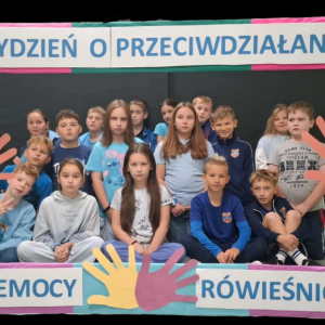 Klasa 4 a wraz z wychowawczynią w ramce związanej z Tygodniem o Przeciwdziałaniu Przemocy. Kliknięcie na zdjęcie spowoduje jego powiększenie do rozmiaru oryginalnego.