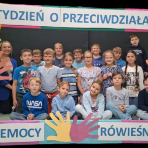 Klasa 3 a wraz z wychowawczynią w ramce związanej z Tygodniem o Przeciwdziałaniu Przemocy. Kliknięcie na zdjęcie spowoduje jego powiększenie do rozmiaru oryginalnego.