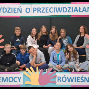 Klasa 7 a wraz z wychowawczynią w ramce związanej z Tygodniem o Przeciwdziałaniu Przemocy. Kliknięcie na zdjęcie spowoduje jego powiększenie do rozmiaru oryginalnego.