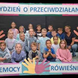 Klasa 2 a wraz z wychowawczynią w ramce związanej z Tygodniem o Przeciwdziałaniu Przemocy. Kliknięcie na zdjęcie spowoduje jego powiększenie do rozmiaru oryginalnego.