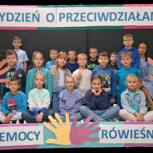 Klasa 3 b wraz z wychowawczynią w ramce związanej z Tygodniem o Przeciwdziałaniu Przemocy. Kliknięcie na zdjęcie spowoduje jego powiększenie do rozmiaru oryginalnego.