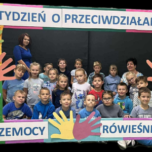 Klasa 1 b wraz z wychowawczynią w ramce związanej z Tygodniem o Przeciwdziałaniu Przemocy. Kliknięcie na zdjęcie spowoduje jego powiększenie do rozmiaru oryginalnego.