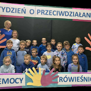 Klasa 1 a wraz z wychowawczynią w ramce związanej z Tygodniem o Przeciwdziałaniu Przemocy. Kliknięcie na zdjęcie spowoduje jego powiększenie do rozmiaru oryginalnego.
