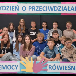 Klasa 7 b wraz z wychowawczynią w ramce związanej z Tygodniem o Przeciwdziałaniu Przemocy. Kliknięcie na zdjęcie spowoduje jego powiększenie do rozmiaru oryginalnego.