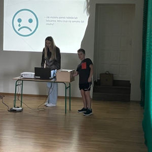 Pani Natalia pokazuje prezentację dotyczącą praw dziecka i odpowiedzialności. Kliknięcie na zdjęcie spowoduje jego powiększenie do rozmiaru oryginalnego.