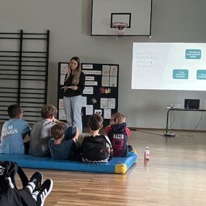 Pani Natalia Brzezińska przeprowadza warsztaty o prawach dziecka i przeciwdziałaniu przemocy z uczniami klas 4-6. Kliknięcie na zdjęcie spowoduje jego powiększenie do rozmiaru oryginalnego.
