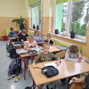 Dzieci z klas 1 uczestniczą w warsztatach ze szkolnym psychologiem. Kliknięcie na zdjęcie spowoduje jego powiększenie do rozmiaru oryginalnego.