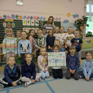 Przedszkolaki wraz z panią psycholog Natalią Brzezińską z pracą wykonaną w ramach warsztatów. Kliknięcie na zdjęcie spowoduje jego powiększenie do rozmiaru oryginalnego.