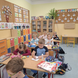 Dzieci wykonują zadania przygotowane przez panią psycholog. Kliknięcie na zdjęcie spowoduje jego powiększenie do rozmiaru oryginalnego.