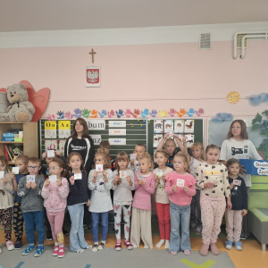 Wolontariuszki z przedszkolakami, które otrzymały karteczki z życzliwymi słowami. Kliknięcie na zdjęcie spowoduje jego powiększenie do rozmiaru oryginalnego.