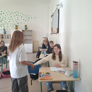 Uczennica klasy 7 b w trakcie losowania miłego słowa ze skrzynki życzliwości. Kliknięcie na zdjęcie spowoduje jego powiększenie do rozmiaru oryginalnego.