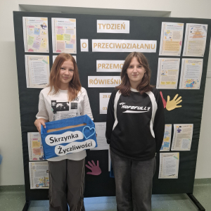 Uczennice klasy 7 b przeprowadzające akcję wolontariatu "Skrzynka życzliwości". Kliknięcie na zdjęcie spowoduje jego powiększenie do rozmiaru oryginalnego.