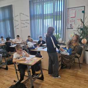 Nauczycielka w trakcie losowania życzliwych słów. Kliknięcie na zdjęcie spowoduje jego powiększenie do rozmiaru oryginalnego.