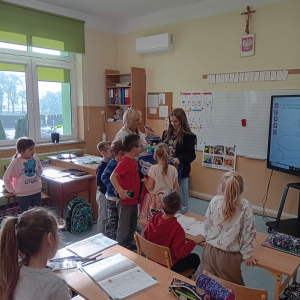 Klasa 1 a wraz z wychowawczynią losują karteczki ze Skrzynki życzliwości. Kliknięcie na zdjęcie spowoduje jego powiększenie do rozmiaru oryginalnego.