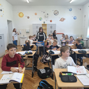 Klasa 4 a bierze udział w akcji Skrzynka życzliwości. Kliknięcie na zdjęcie spowoduje jego powiększenie do rozmiaru oryginalnego.