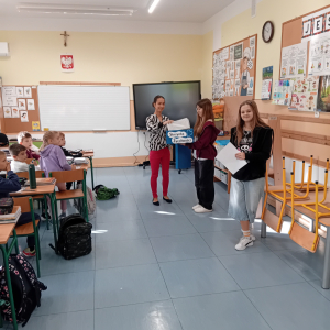 Klasa 3 a w trakcie losowania karteczek z życzeniami. Kliknięcie na zdjęcie spowoduje jego powiększenie do rozmiaru oryginalnego.
