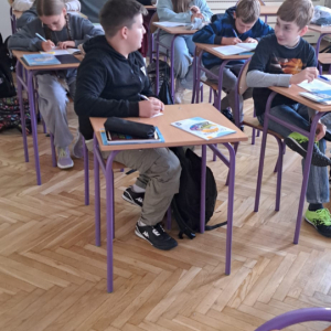 Uczniowie klasy 6 a piszą miłe słowa dla innych w ramach obchodów Dnia Życzliwości w szkole. Kliknięcie na zdjęcie spowoduje jego powiększenie do rozmiaru oryginalnego.