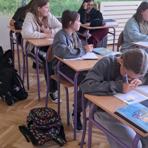 Klasa 6 a wypełnia karteczki z życzliwymi słowami dla innych. Kliknięcie na zdjęcie spowoduje jego powiększenie do rozmiaru oryginalnego.
