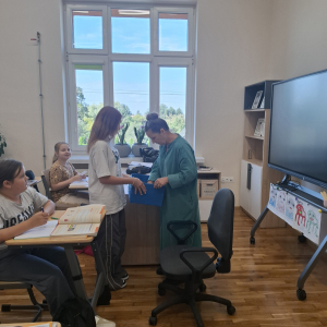 Nauczycielka losuje karteczkę ze skrzynki życzliwości. Kliknięcie na zdjęcie spowoduje jego powiększenie do rozmiaru oryginalnego.