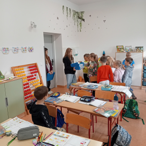 Klasa 1 b  losuje karteczki ze skrzynki życzliwości. Kliknięcie na zdjęcie spowoduje jego powiększenie do rozmiaru oryginalnego.