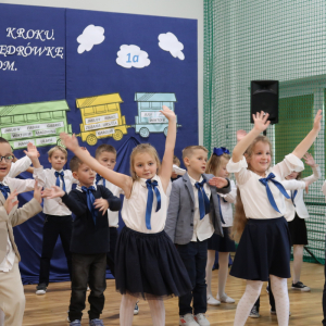 Pierwszaki wykonują taniec machając rękami. Kliknięcie na zdjęcie spowoduje jego powiększenie do rozmiaru oryginalnego.