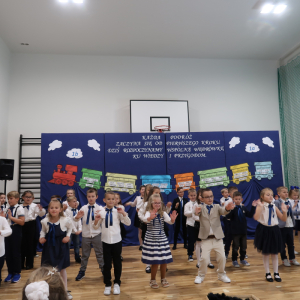 Dzieci z klas 1 klaszczą w ręce w trakcie przygotowanego tańca z okazji pasowania uczniów klas 1. Kliknięcie na zdjęcie spowoduje jego powiększenie do rozmiaru oryginalnego.