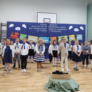 Prezentacja części artystycznej przygotowanej przez nauczycieli i uczniów klas 1. Kliknięcie na zdjęcie spowoduje jego powiększenie do rozmiaru oryginalnego.